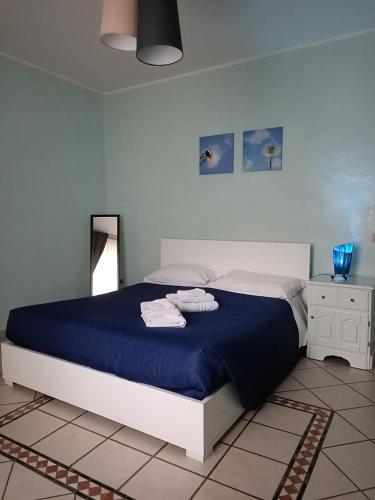 1 dormitorio con 1 cama con edredón azul en Pasubio House casa vacanze, en Campobasso