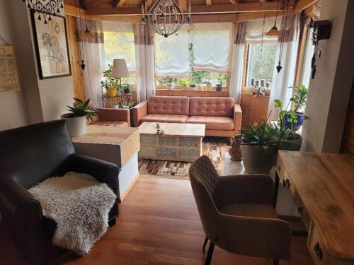 een woonkamer met een bank en een tafel bij Wohnung mit Garten, Sauna und Infrarotkabine 