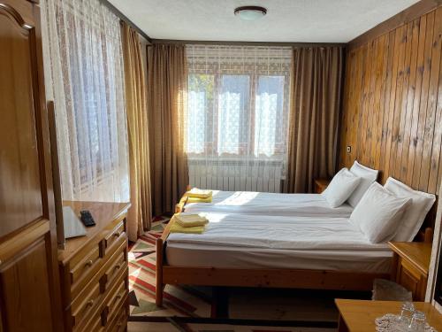 コプリフシティツァにあるGuest House Linaの小さなベッドルーム(ベッド1台、窓付)