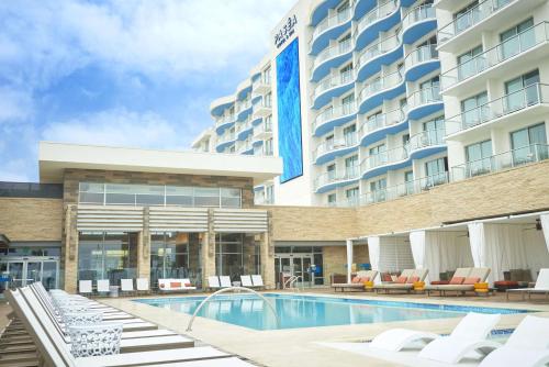 un hotel con piscina di fronte a un edificio di Paséa Hotel & Spa a Huntington Beach