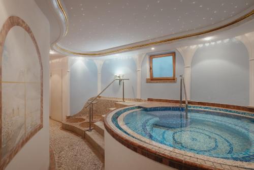 - Baño con bañera grande en un edificio en Oberaldoss Residence Wellness en Santa Cristina in Val Gardena