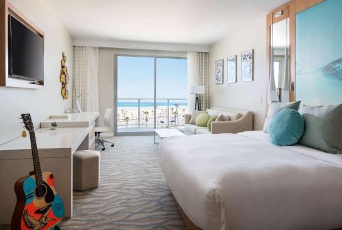 um quarto de hotel com uma cama e uma guitarra em Paséa Hotel & Spa em Huntington Beach