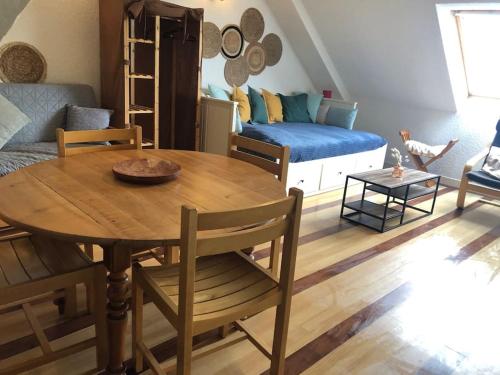 un salon avec une table et un canapé dans l'établissement Sables d'Or, studio 31, équipé, à 300m de la plage, à Fréhel