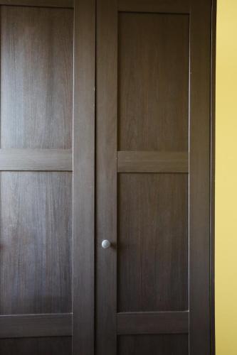 a pair of wooden closet doors in a room at Apartamenty Wilga spokojne miejsce z całorocznym jacuzzi i letnim basenem in Wilga