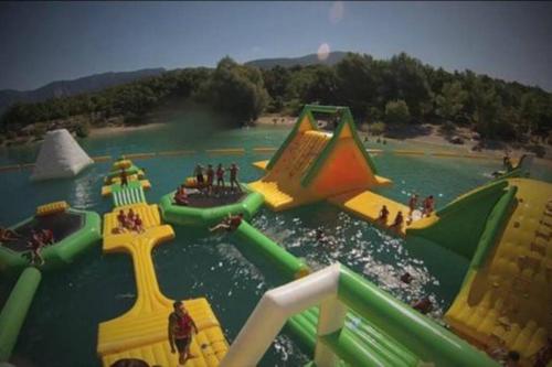 un parc aquatique avec de nombreux toboggans aquatiques dans l'établissement T3 Savines le lac - 2 chambres et terrasse avec vue imprenable sur les montagnes !, à Savines