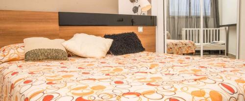 een slaapkamer met een groot bed met kussens erop bij Beach front apartment in Playa Paraiso, PP70 in Playa Paraiso