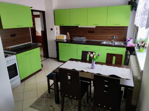 Kuchyňa alebo kuchynka v ubytovaní Priestranný dom v malebnom prostredí Liptova
