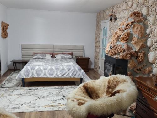 um quarto com uma cama e uma lareira em Castel em Ciurbeşti