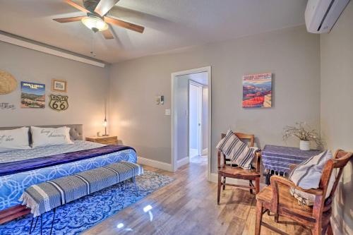 1 dormitorio con 1 cama, mesa y sillas en Luxe Route 66 Getaway with AC in Downtown!, en Williams