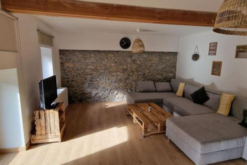 sala de estar con sofá y mesa en Maison dans un des plus beaux villages de Wallonie en Gesves