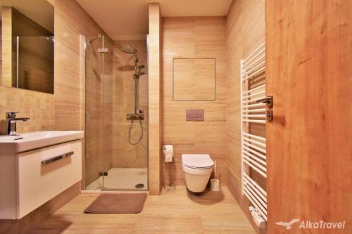 y baño con aseo, ducha y lavamanos. en Moderní apartmán Horní Maršov - by Alka, en Horní Maršov