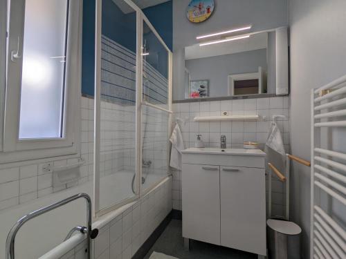 Appartement Barbezieux-Saint-Hilaire, 3 pièces, 4 personnes - FR-1-653-196 في باربيزيو: حمام أبيض مع دش ومغسلة