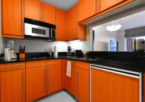 Kuchyň nebo kuchyňský kout v ubytování Attractive 1BR Apartment In Four Season Resort