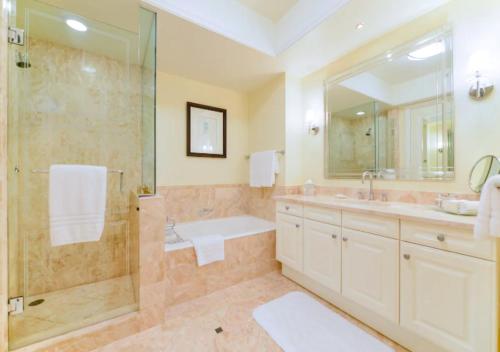 Et badeværelse på Attractive 1BR Apartment In Four Season Resort