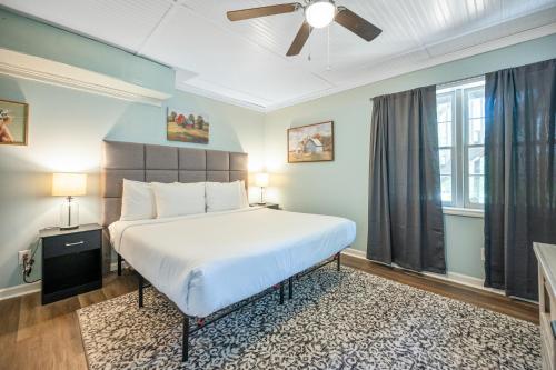 sypialnia z dużym łóżkiem i wentylatorem sufitowym w obiekcie Cabin Style With Patio Seating & Charcoal Grill w mieście Woodstock