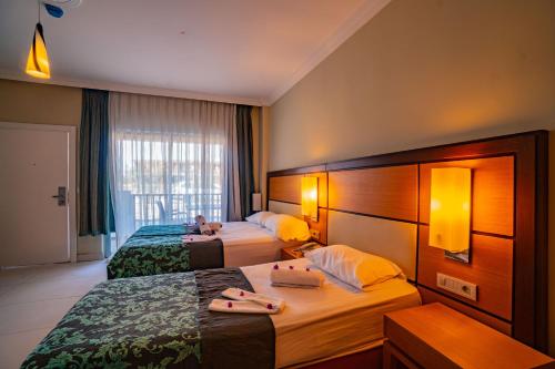En eller flere senge i et værelse på Prenses Sealine Beach Hotel