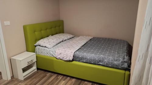 Ένα ή περισσότερα κρεβάτια σε δωμάτιο στο Cozy home Bujorilor