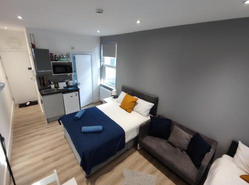 una piccola camera con letto e divano di STUNNING STUDIO In NORTH LONDON - VICTORIA LINE a Londra