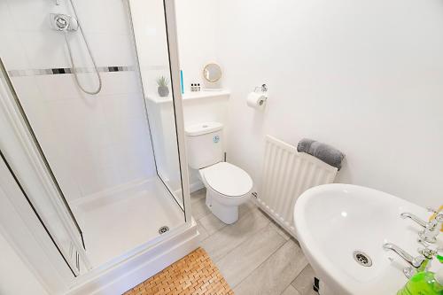 a bathroom with a shower and a toilet and a sink at Bannermill Place Lodge ✪ Grampian Lettings Ltd in Aberdeen