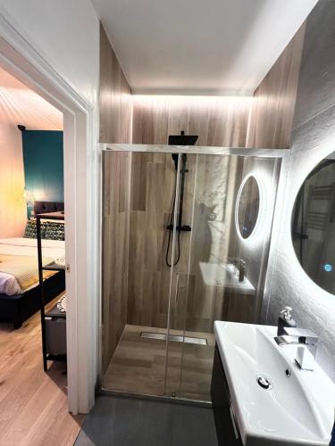 uma casa de banho com um chuveiro e um lavatório. em Flamingo Lodge em Torquay