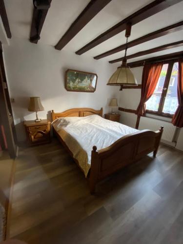 1 dormitorio con 1 cama de madera y 2 mesitas de noche en Charmantes Ferienhaus „Am Stift“ in zentraler Lage, en Herdecke