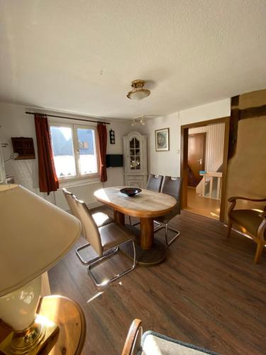 sala de estar con mesa de madera y sillas en Charmantes Ferienhaus „Am Stift“ in zentraler Lage, en Herdecke
