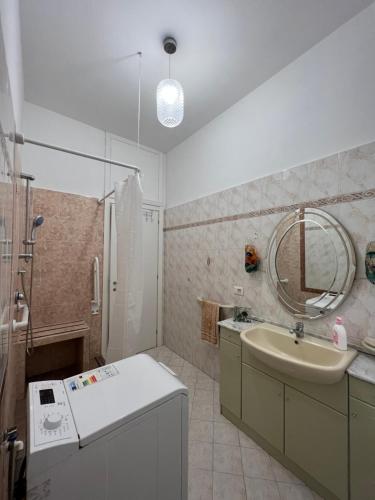 y baño con lavabo y espejo. en Palazzo Senesi, en Roma