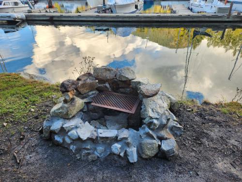 Výhled na řeku, která protéká v blízkosti rezortu