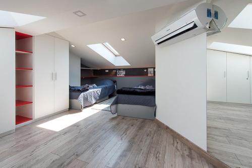 1 dormitorio con 2 camas y techo con tragaluces. en Cozy and Large 62 m2 Apartment with Air Conditioning, Old Town, en Cracovia