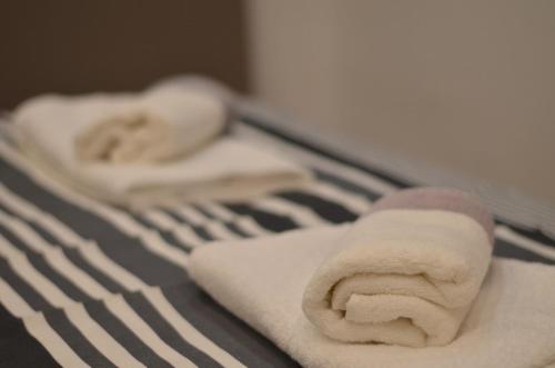 een close-up van handdoeken op een bed bij Apartman N&A in Novi Sad