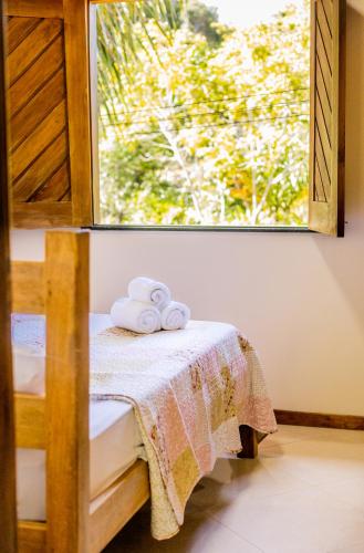a room with a table with two towels on it at Flats Brasil Itacaré in Itacaré