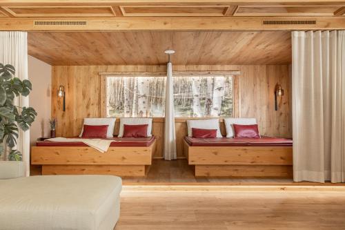Postel nebo postele na pokoji v ubytování Aktiv & Vitalhotel Bergcristall