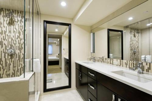 Little Nell Condominiums Unit 7, Sleek Downtown Condo with Private Deck, Designer Upgrades photo 3