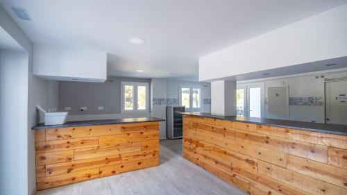 cocina con encimera de madera en una habitación en Casa Rural Era del Puerto Totalán by Ruralidays en Totalán