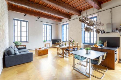 uma sala de estar com um sofá e uma mesa em Sunny Stylish Spacious Loft in Old-Port em Marselha