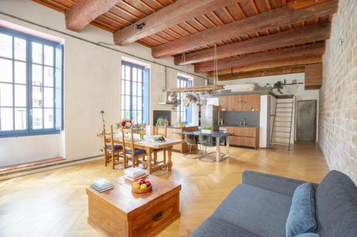 uma sala de estar com um sofá e uma mesa em Sunny Stylish Spacious Loft in Old-Port em Marselha