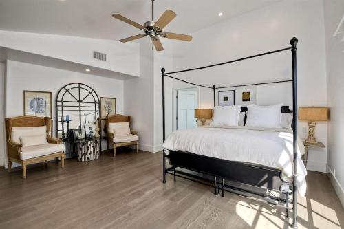 カールスバッドにあるLuxury Ocean Views & Steps To The Sand - Tower 36 Upper Condo Unitのベッドと天井扇風機のある寝室