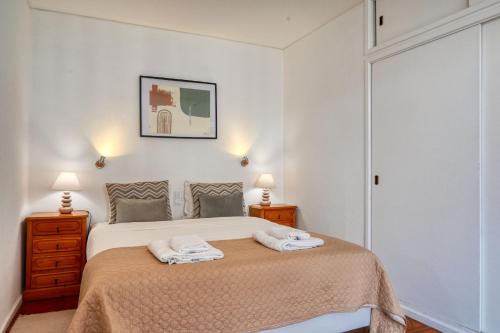 Giường trong phòng chung tại Blue View, a Home in Madeira