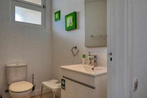 Phòng tắm tại Blue View, a Home in Madeira