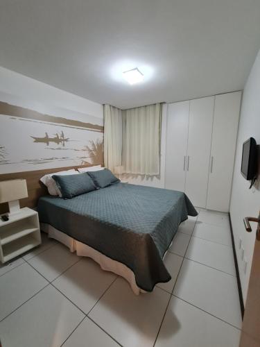 sypialnia z łóżkiem i obrazem na ścianie w obiekcie ILOA Condomínio Resort Barra de São Miguel, Próximo a PISCINA bloco L w mieście Barra de São Miguel