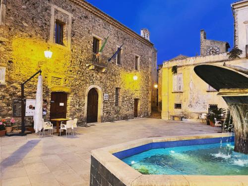 un edificio con piscina di fronte a un edificio di Residenza Matilde a Fiumefreddo Bruzio