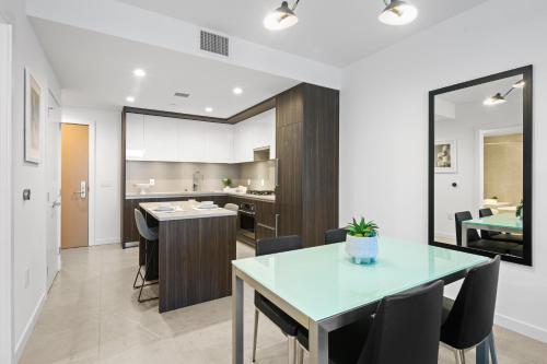 a kitchen and dining room with a table and chairs at Level Los Angeles - Downtown Flower in Los Angeles