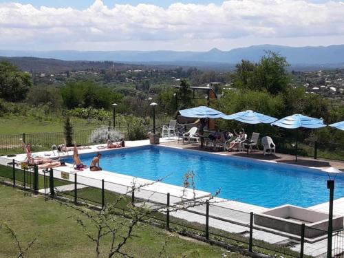 una gran piscina con gente sentada a su alrededor en Cabatanti in 