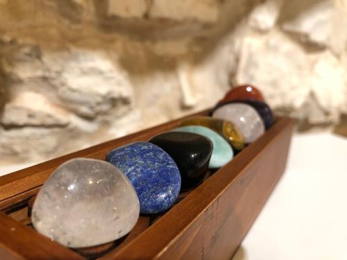 eine Holzkiste mit verschiedenen Gesteinsarten in der Unterkunft Tao Stones - Alloggio in pietra in Conversano