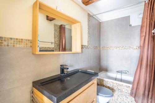 uma casa de banho com um lavatório e um espelho em Hostel Ambassade Bretonne Vieux-Port em Marselha
