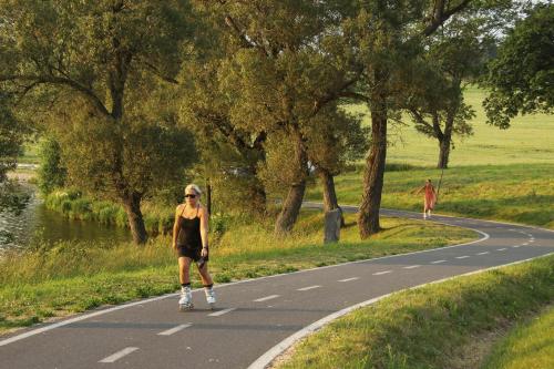 Una mujer está caminando por un camino en Hotel Panský dům, en Nové Město na Moravě