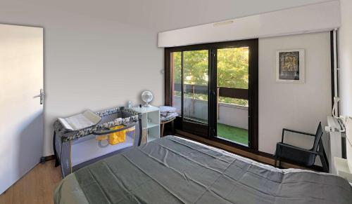 - une chambre avec un lit et une fenêtre dans l'établissement Reims Saint-Remi, à Reims