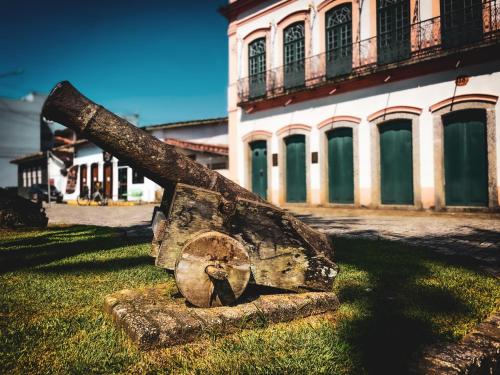 a statue of a cannon in front of a building at Hotel Parque Atlântico in Ubatuba