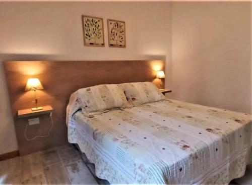 1 dormitorio con 1 cama grande y 2 lámparas en Patagonia Host, JAMA en Villa La Angostura