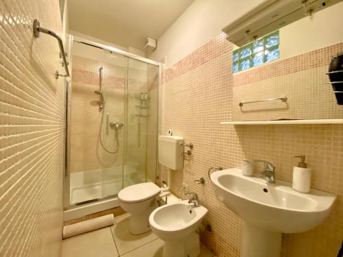 um banheiro com pia, vaso sanitário e chuveiro em B&B Dai Nonni em Verona
